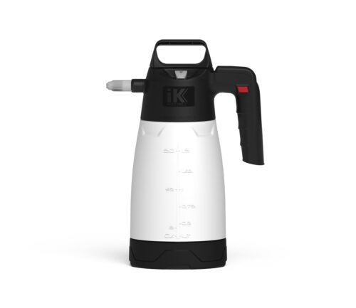 Le Pulvérisateur automatique IK MULTI Pro 2 est un pulvérisateur à pompe portatif de couleur blanche et noire, équipé d'une buse et d'une poignée ergonomique. Il est doté de graduations de volume sur le côté et comprend un bouton activé par le pouce pour une utilisation pratique. - Tekalab