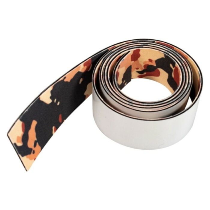 Présentation de YelloStripe MicroFine Camo, un rouleau de bandes en microfibre à motif camouflage avec des couleurs en noir, marron, orange et beige d'un côté et une surface unie de l'autre. Ce BigBuffer de 3 mètres de long est spiralé étroitement pour plus de commodité et de précision dans n'importe quelle application. - Tekalab