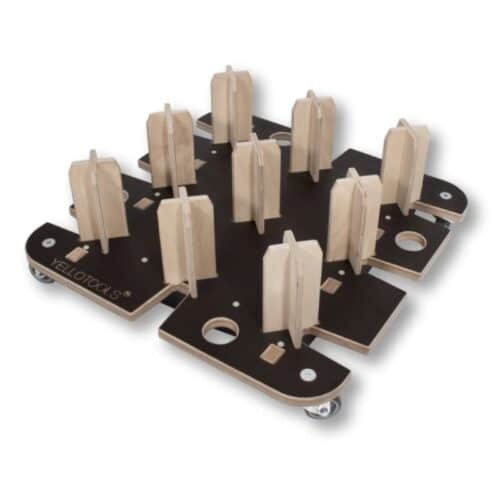 Le support de rouleau de film mobile Twister Slot | 9 est une plate-forme à roulettes noire et en bois conçue pour maintenir des objets en toute sécurité, dotée de plusieurs supports en bois verticaux, ajoutant un élément d'organisation dynamique. - Tekalab