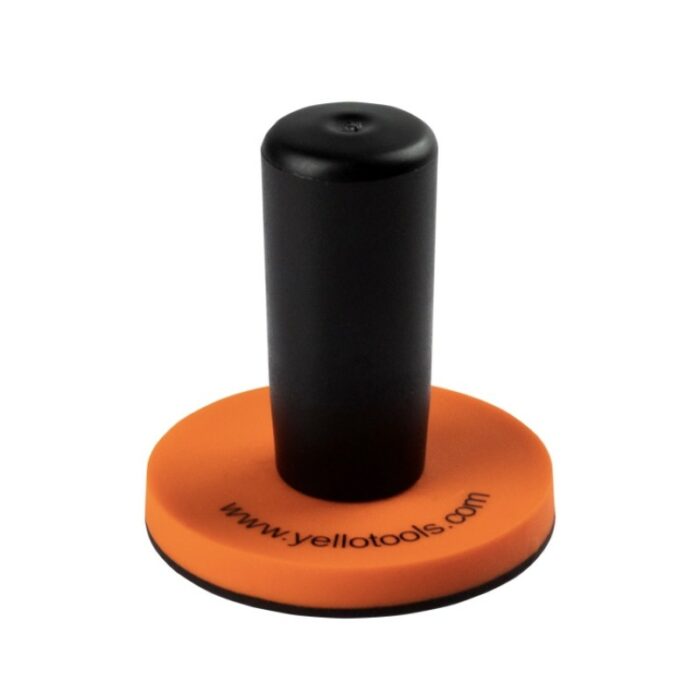 Une poignée cylindrique noire est fixée à une base ronde orange portant l'inscription « yellotools.com » sur le côté. La conception SpeedMag HD garantit une utilisation manuelle efficace pour les tâches professionnelles de fabrication d'enseignes et d'habillage de voitures. - Tekalab