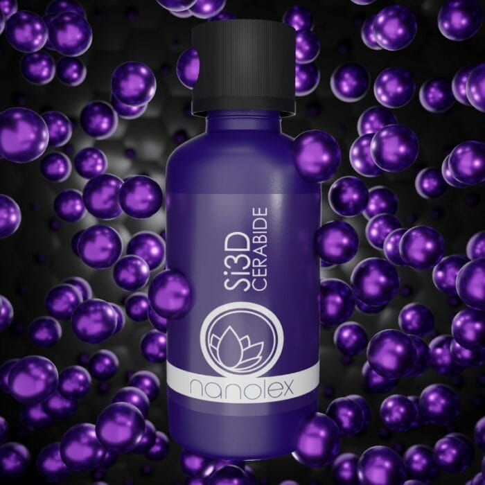 Une bouteille violette marquée Nanolex Si3D Cerabide est entourée de sphères violettes flottantes et d'un chiffon Microfiber Allround Duo de Nanolex, sur fond sombre, créant un effet 3D dynamique. - Tekalab