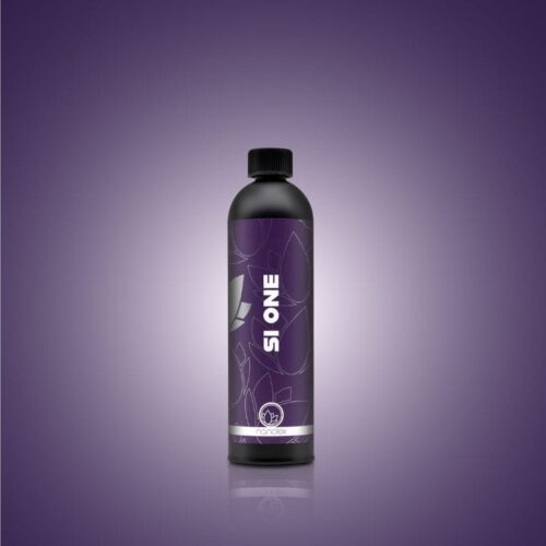 Une bouteille de solution nutritive Nanolex SiOne se dresse sur un fond violet dégradé. La bouteille principalement violette avec des accents noirs et un bouchon noir comporte une étiquette affichant un motif de feuille et le texte « Si ONE ». - Tekalab