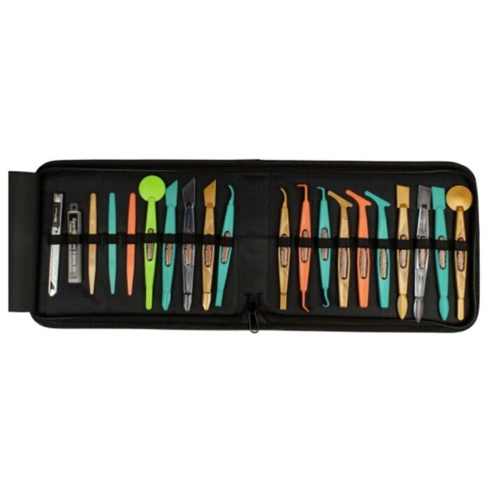 L'étui noir à fermeture éclair, comprenant le kit WrapStick Deluxe avec raclettes, couteau et pochette à outils, s'ouvre pour révéler une collection organisée d'outils de sculpture de différentes formes et couleurs, notamment des pics métalliques, des spatules et des couteaux. Des sangles élastiques garantissent que chaque outil est bien maintenu en place. - Tekalab