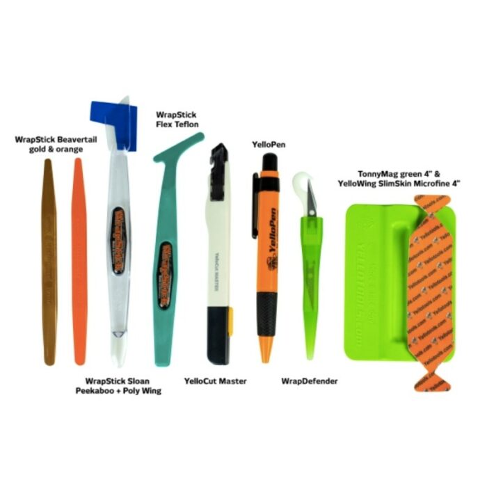 L'ensemble d'outils d'emballage de voiture, YelloCase Z-WrapSet, comprend une variété d'outils d'emballage de vinyle tels que des raclettes, un stylo et un couteau de coupe dans des couleurs orange, vertes et noires attrayantes. Chaque outil a sa propre forme unique et est affiché verticalement sur un fond blanc immaculé. - Tekalab