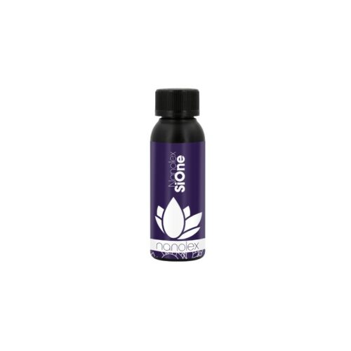 Une petite bouteille de Nanolex SiOne est joliment présentée, avec son étiquette violet foncé sur laquelle figure le nom « Nanolex SiOne » en lettres blanches nettes, accompagné d'un motif de fleur de lotus. Le bouchon noir apporte une touche sophistiquée à cette présentation élégante. - Tekalab