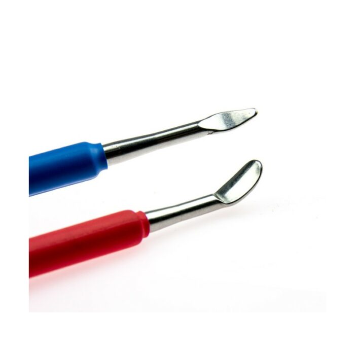 Gros plan de deux outils LacyTip HD, conçus pour un habillage détaillé, dont l'un est doté d'un manche bleu et l'autre d'un manche rouge. Les pointes courbées et pointues des outils sont idéales pour façonner ou sculpter des matériaux sur un fond blanc. - Tekalab