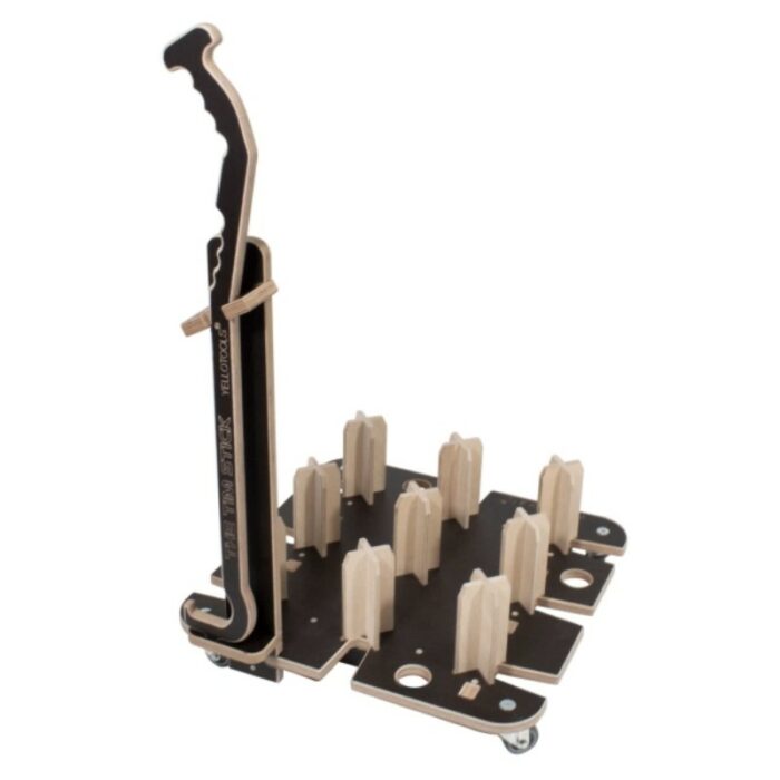 Le support de rouleau de film mobile Twister Slot | 9 est un support modulaire noir et beige avec plusieurs fentes verticales et fentes Twister, placé sur une base à roulettes, doté d'une poignée verticale sur un côté, conçu pour organiser ou transporter des articles. - Tekalab