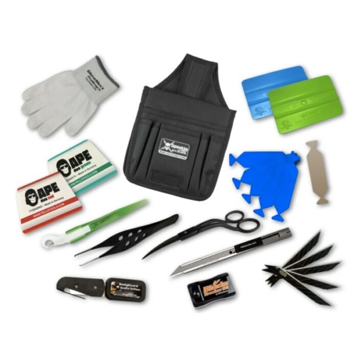 L'ensemble APE Set-PPF I est un ensemble d'outils polyvalent conçu pour l'application de films de protection de peinture, comprenant une gamme d'articles essentiels tels que des gants, des raclettes, des grattoirs, des ciseaux et un couteau utilitaire. Soigneusement organisé sur un fond blanc, l'ensemble comprend également une pochette de protection et divers petits outils essentiels pour un travail précis. - Tekalab