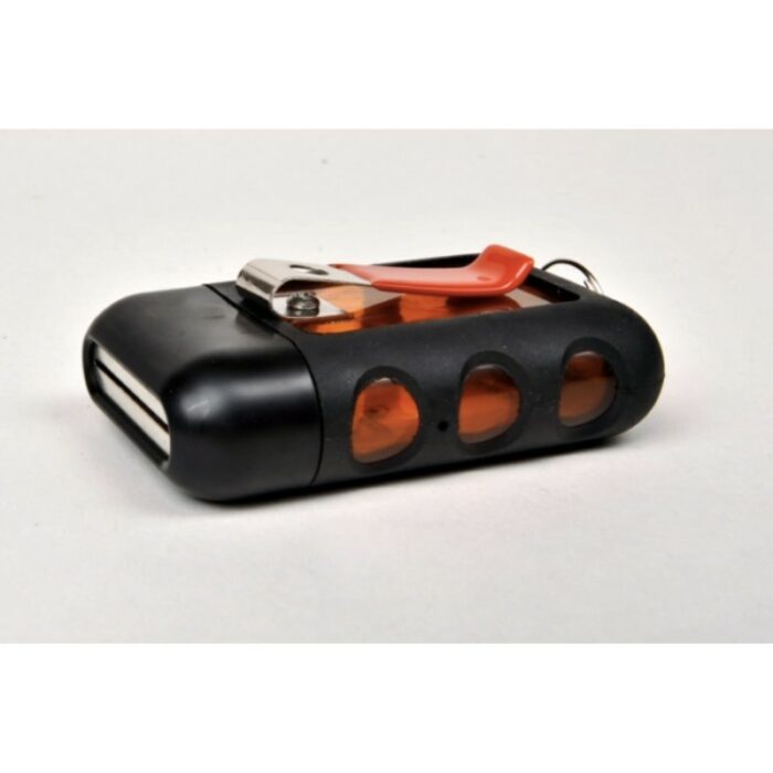 Vue détaillée du boîtier de lames cassables BladeBreaker Pro, doté d'un design rectangulaire compact en noir et orange transparent sur une surface blanche. Il comprend un interrupteur rouge sur le dessus, un clip en métal et des encoches circulaires sur le côté pour améliorer la prise en main. - Tekalab