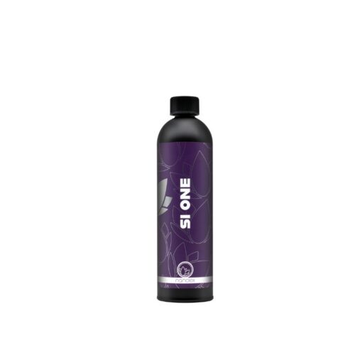 Une bouteille « Nanolex SiOne » violet foncé avec un bouchon noir affiche des motifs abstraits et un petit logo près du bas sur un fond blanc uni. - Tekalab