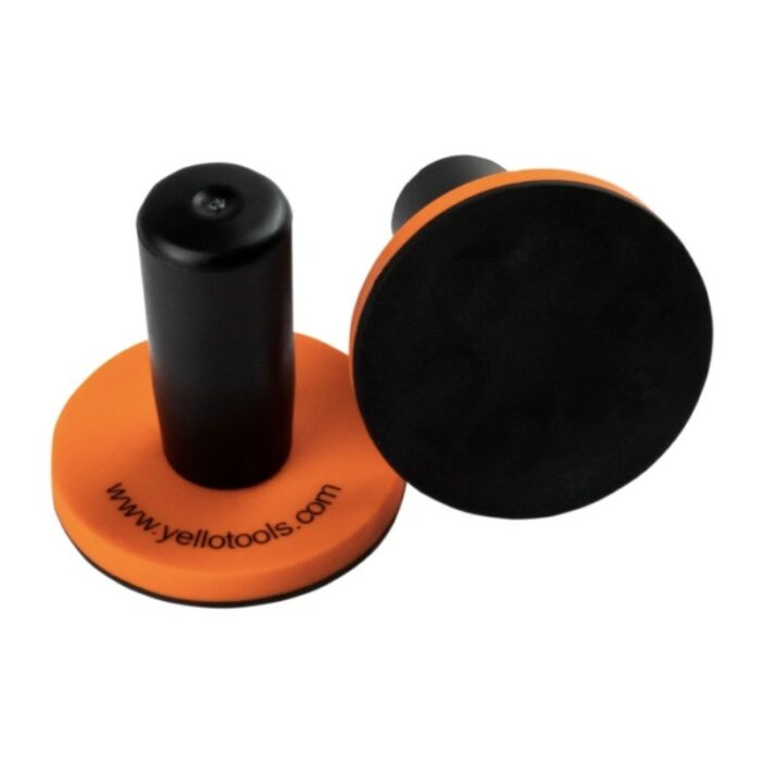 Deux outils à main ronds à embout en caoutchouc de couleur orange et noire sont placés sur un fond blanc. Marqués par yellotools.com, ces appareils SpeedMag HD fonctionnent comme des aimants de montage conçus pour la fabrication d'enseignes et l'habillage de voitures. - Tekalab