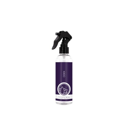 Le flacon pulvérisateur transparent de Nanolex ODEX met en valeur le liquide transparent à l'intérieur, avec une étiquette violette unique avec un logo floral blanc et un texte. Le design est élégamment fini avec une buse de pulvérisation noire, obtenant un mélange idéal de forme et de fonction. - Tekalab