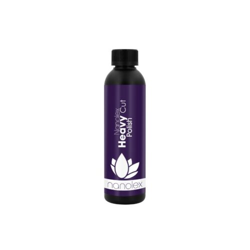 Le produit est présenté dans un élégant flacon noir orné d'une étiquette violette, sur laquelle figure fièrement le nom « Nanolex Heavy Cut Polish ». Un logo blanc en forme de lotus décore la base de l'étiquette, et le flacon est surmonté d'un bouchon noir, lui conférant un air de sophistication. - Tekalab