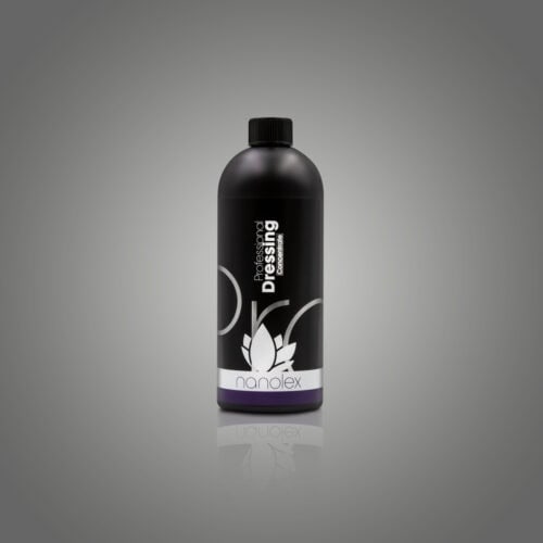 Une bouteille de concentré de vinaigrette professionnelle est présentée sur un fond gris simple. L'élégant contenant noir, orné d'étiquettes blanches et violettes, affiche un logo en forme de feuille minimaliste qui résume parfaitement son essence. - Tekalab