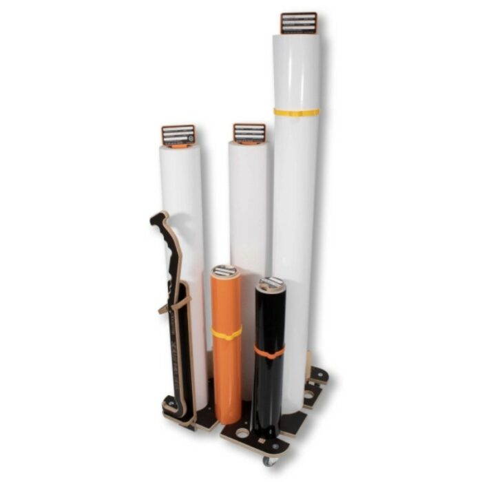 Le support de rouleau de film mobile Twister Slot 9 se compose d'une base à roulettes pouvant accueillir un ensemble de tubes cylindriques hauts de différentes hauteurs et couleurs telles que le blanc, l'orange et le noir. Plusieurs tubes comprennent des sangles pour un placement sûr dans le support. - Tekalab