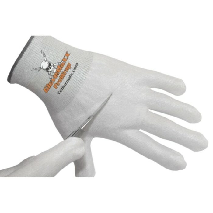 Une main portant un gant blanc, avec le logo GrowMax YellowBox.com près du poignet, est délicatement touchée par une lame de couteau. Les gants d'emballage de voiture GloveMaxx ProWrap assurent une résistance aux coupures pour une protection ultime. - Tekalab