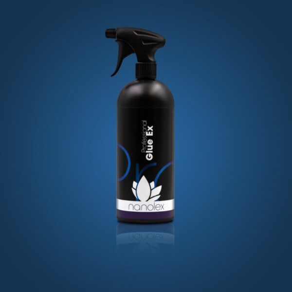Un flacon pulvérisateur bleu foncé étiqueté Professional Glue Ex de Nanolex est centré sur un fond bleu dégradé. Le flacon comporte un vaporisateur à gâchette noir et un texte blanc avec le logo près du bas, incarnant à la fois la fonction et le style. - Tekalab