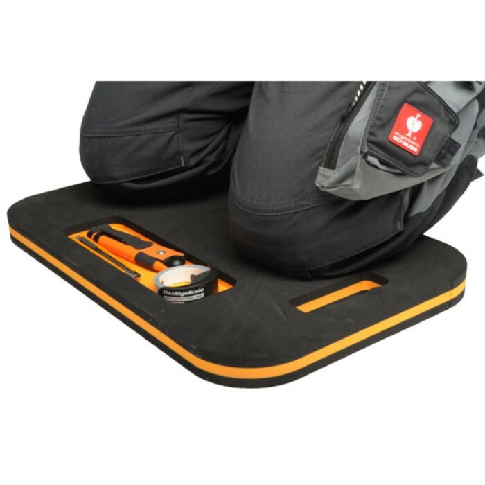 Une personne s'agenouille sur un siège et un protège-genoux SnugPad, dont le design noir et orange s'accorde avec le robuste couteau utilitaire pliable posé à proximité. Leur tenue de travail sombre comporte des zones renforcées au niveau des genoux, idéales pour supporter facilement les tâches difficiles. - Tekalab