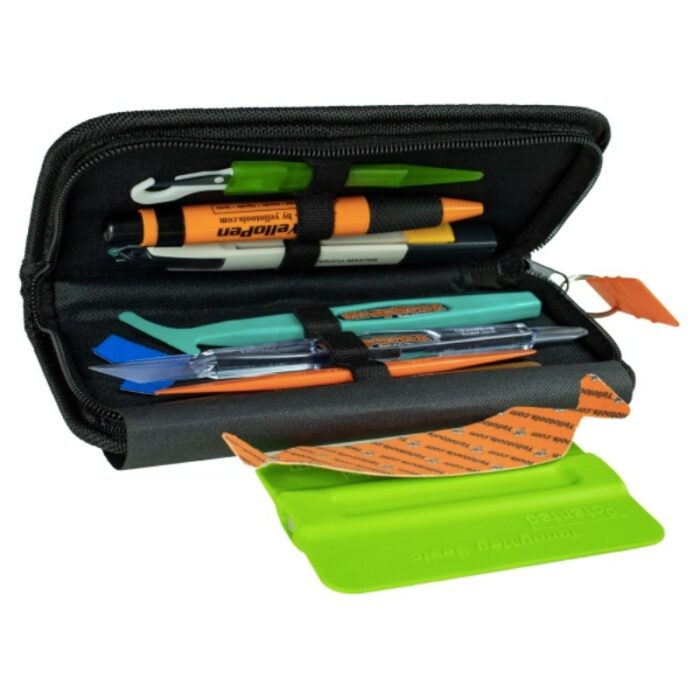 Le YelloCase Z-WrapSet est une trousse à crayons noire élégante à fermeture éclair remplie d'éléments essentiels : un surligneur jaune vif, deux stylos noirs fiables et plusieurs stylos gel colorés en orange et bleu. À l'intérieur, vous découvrirez également des notes Post-it vertes et orange ainsi qu'un bouclier d'écriture en plastique vert pratique pour vos besoins d'emballage de voiture. - Tekalab