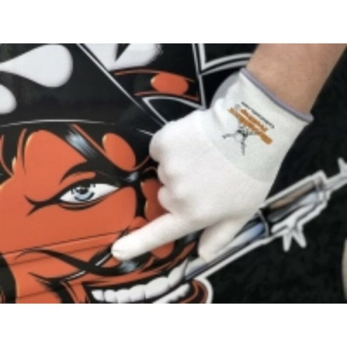 Une personne portant des gants orange GloveMaxx ProWrap touche doucement une illustration colorée d'un pirate souriant, soulignée de lignes noires audacieuses et de détails orange vif. En arrière-plan, le pirate tient avec assurance une épée. - Tekalab