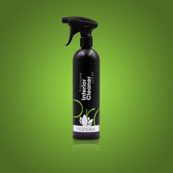 Un flacon pulvérisateur noir étiqueté Professional Glue Ex, sur fond vert dégradé, soulignant la précision et l'excellence synonymes du nettoyant intérieur Nanolex. - Tekalab