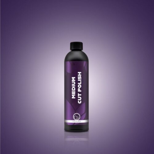 Une bouteille de Nanolex Medium Cut Polish avec un bouchon noir et une étiquette violette se dresse debout sur un fond dégradé violet assorti, avec son logo près du bas. - Tekalab