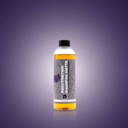 Shampooing automobile surfaces mates