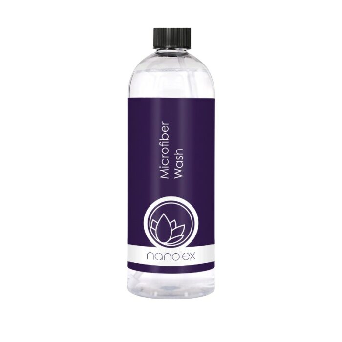 Une grande bouteille transparente au bouchon noir porte l'étiquette Nanolex Microfiber Wash. L'étiquette violette affiche un logo en forme de fleur de lotus stylisée blanche en bas, soulignant l'élégance distinctive de la marque. - Tekalab