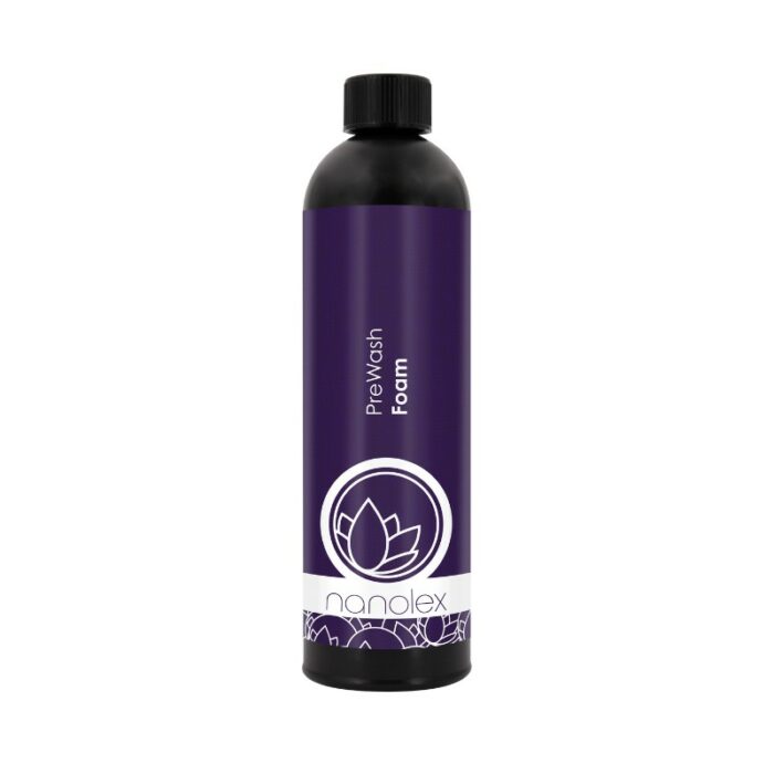 Une bouteille violette de mousse prélavante Nanolex est surmontée d'un élégant bouchon noir. L'étiquette présente un élégant motif de lotus ainsi que le texte « Nanolex PreWash Foam », symbolisant la qualité et l'innovation dans l'entretien de la voiture. - Tekalab