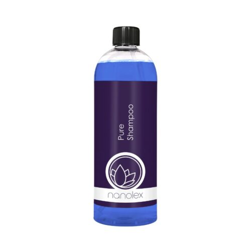 Un flacon de shampooing Nanolex Pure, avec son liquide bleu caractéristique et son élégant bouchon noir. L'étiquette violet foncé est ornée d'un logo et d'un texte en forme de lotus blanc, capturant l'essence des soins haut de gamme. - Tekalab