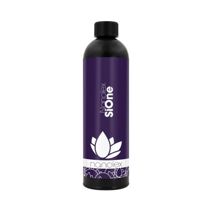 Une bouteille violet foncé avec un bouchon noir, étiquetée Nanolex SiOne, présente un design élégant avec un motif de lotus blanc stylisé au fond, capturant l'essence du luxe et de la précision synonyme de Nanolex SiOne. - Tekalab