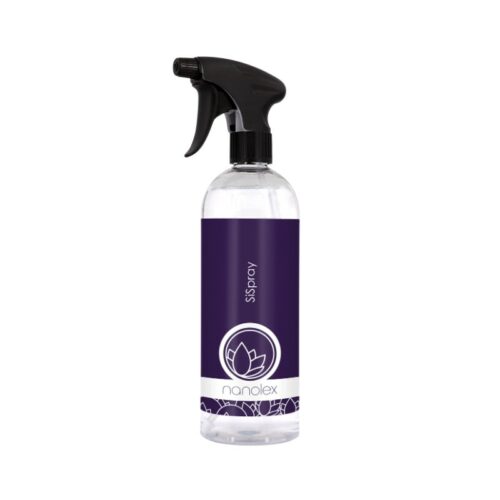 Un flacon pulvérisateur transparent doté d'une buse noire est étiqueté comme Nanolex SiSpray. Il présente une étiquette violet foncé décorée d'un logo en forme de feuille blanche, avec le nom de la marque « nanolex » affiché en bas. - Tekalab