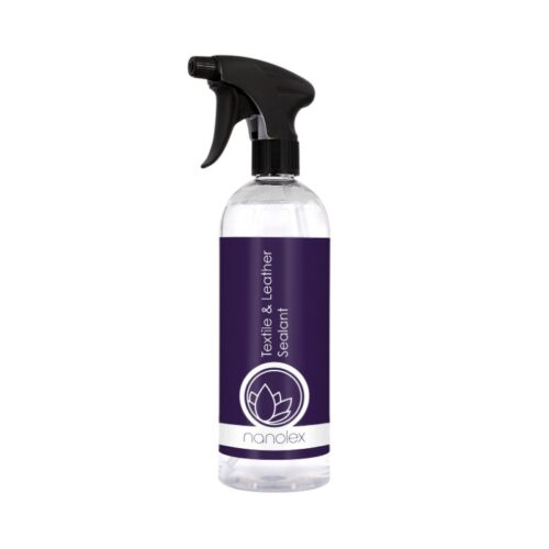 Le flacon pulvérisateur transparent, étiqueté Textile & Leather Sealant de Nanolex, est doté d'une buse noire élégante et est décoré d'une étiquette violette mettant en valeur le logo blanc distinctif de Nanolex. - Tekalab