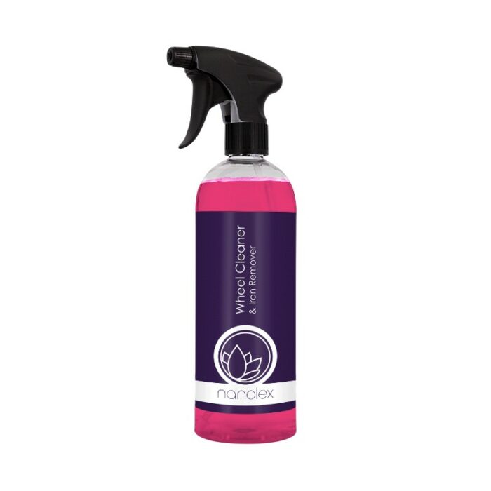 Un flacon pulvérisateur transparent doté d'un déclencheur blanc contient un liquide rose et est étiqueté avec un texte violet en blanc indiquant « Nanolex Wheel Cleaner & Iron Remover ». L'étiquette est élégamment décorée d'un logo en forme de fleur de lotus blanche, soulignant sa qualité supérieure. - Tekalab