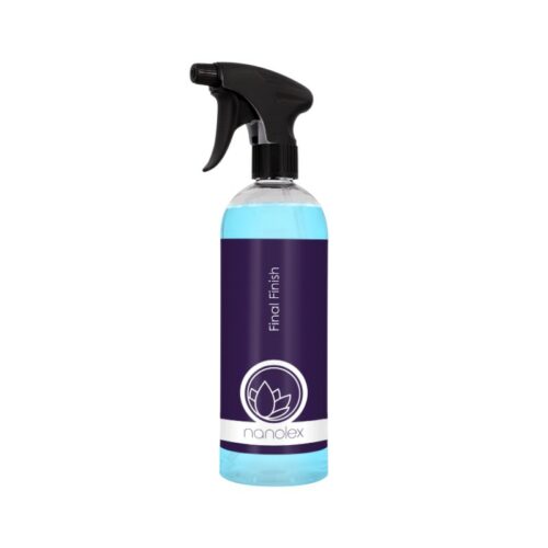 Le Nanolex Final Finish, arborant son logo de feuille minimaliste sur une étiquette violette, est élégamment emballé dans un flacon pulvérisateur transparent avec une gâchette noire et contient un liquide bleu vif. - Tekalab