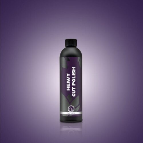 Une élégante bouteille noire de Nanolex Heavy Cut Polish se dresse sur un fond dégradé violet, avec une étiquette violette vibrante portant son nom en gras blanc. - Tekalab