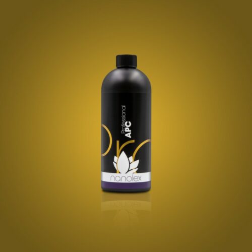 Une bouteille noire de Professional APC de Nanolex se détache sur un fond jaune vif. L'étiquette blanche et violette affiche clairement le nom « Nanolex » à côté d'un logo stylisé en forme de lotus. - Tekalab