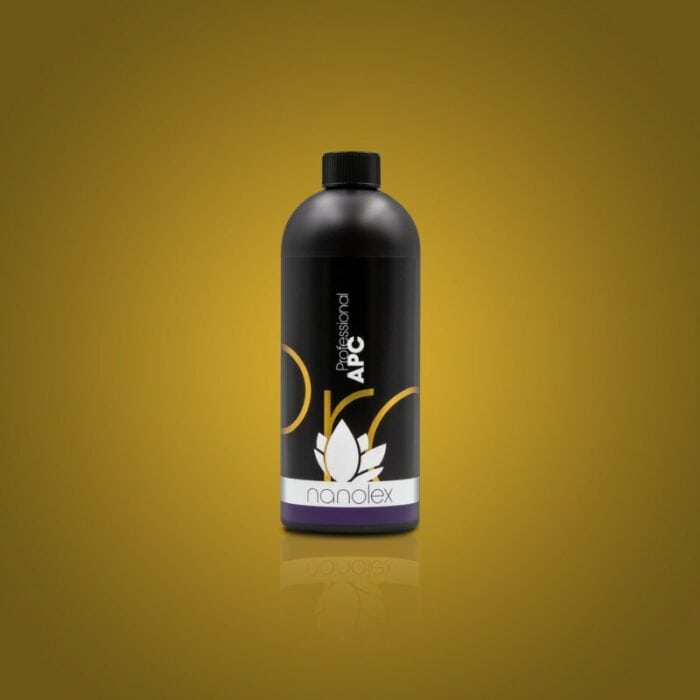 Une bouteille noire de Professional APC de Nanolex se détache sur un fond jaune vif. L'étiquette blanche et violette affiche clairement le nom « Nanolex » à côté d'un logo stylisé en forme de lotus. - Tekalab