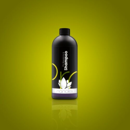 Sur un fond vert dégradé, une élégante bouteille de shampooing professionnel de Nanolex attire l'attention avec son extérieur noir et une étiquette blanche saisissante ornée du logo distinctif de la feuille verte et blanche de la marque. - Tekalab