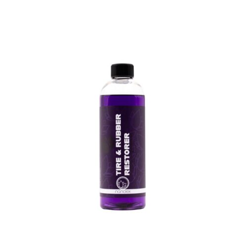 Le rénovateur de pneus et de caoutchouc Nanolex est présenté dans une bouteille en plastique transparente avec un bouchon noir. Son étiquette violette présente un motif de feuille subtil et un texte blanc, accentuant sa formule haut de gamme. Le riche liquide violet à lintérieur promet de revitaliser les pneus et les composants en caoutchouc de votre véhicule. - Tekalab