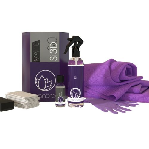 Découvrez le kit d'entretien pour voiture Si3D Matte SET, comprenant un vaporisateur, un petit flacon de liquide, des chiffons en microfibre, des tampons de nettoyage et des gants, tous conçus avec goût en violet et gris. L'emballage met en valeur l'étiquette Matte Si3D aux côtés d'un délicat logo en forme de feuille. - Tekalab