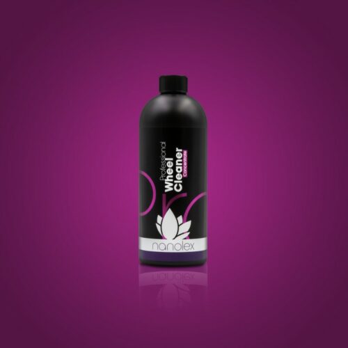 Une bouteille noire de nettoyant pour jantes APC professionnel, très appréciée par les utilisateurs de Nanolex Wheel Cleaner, se dresse sur un fond violet dégradé. L'étiquette présente un texte et des graphiques roses et blancs saisissants. - Tekalab