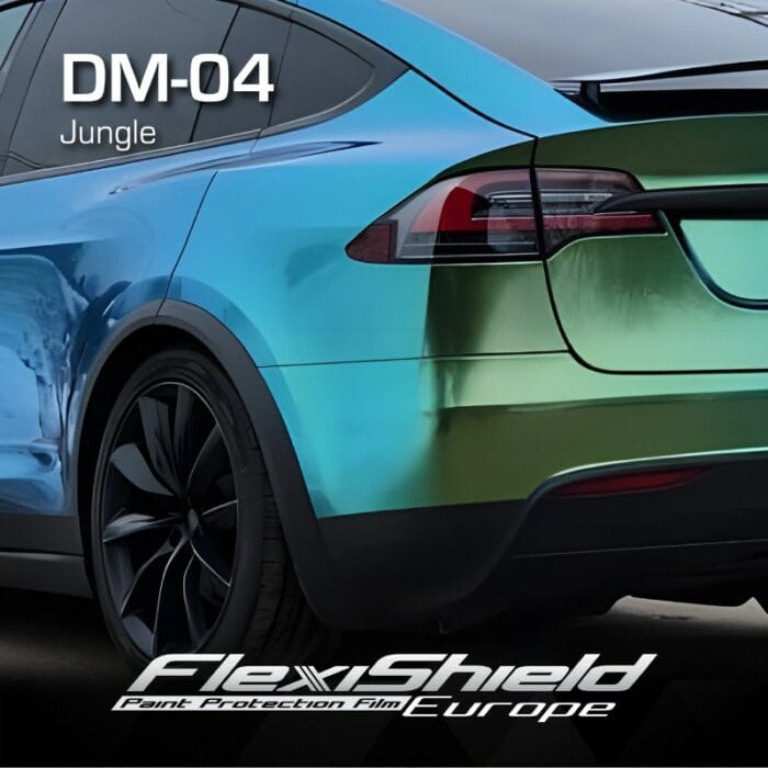 Une voiture enveloppée dans FLEXISHIELD Cosmétique PPF DM-04 Jungle, un film de protection de peinture brillant et changeant de couleur de FlexiShield Europe, présente un passage du bleu au vert, mettant en valeur la qualité réfléchissante du film. - Tekalab