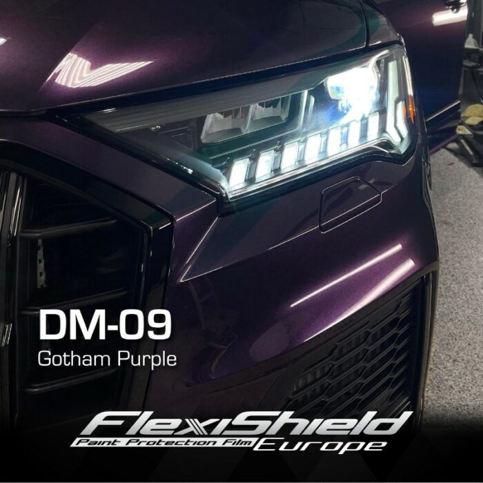 Gros plan de l'avant d'une voiture dans un garage, montrant un phare élégant et une peinture violette. Le texte indique FLEXISHIELD Cosmétique PPF DM-09 Gotham Purple, émerge des ténèbres pour révéler une profondeur intrigante et apporter à votre véhicule une allure énigmatique et captivante. - Tekalab