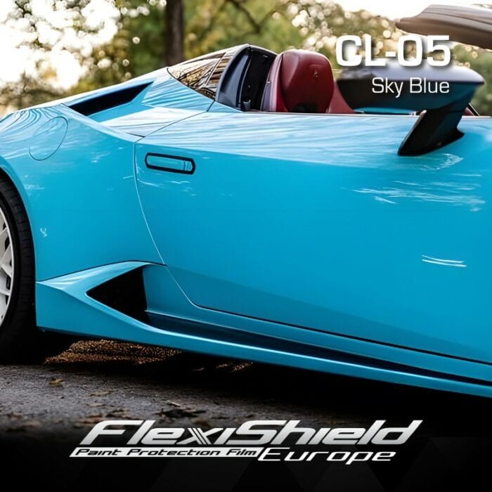 Gros plan d'une voiture de sport élégante bleu ciel avec un intérieur rouge qui brille au soleil. Le texte dans le coin supérieur droit indique CL-05 Sky Blue, tandis qu'en bas, il est écrit FLEXISHIELD Cosmétique PPF, soulignant son allure extérieure. - Tekalab