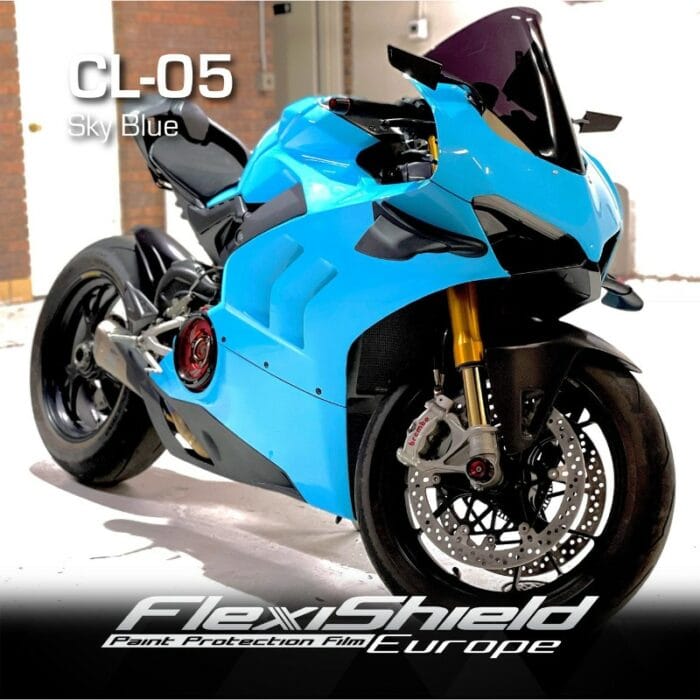 Dans un cadre bien éclairé, une moto bleue éclatante est mise en valeur avec le texte « CL-05 Sky Blue » au-dessus. Cette image met en valeur le PPF cosmétique FLEXISHIELD d'Europe, qui offre une vitalité et une protection durables. - Tekalab