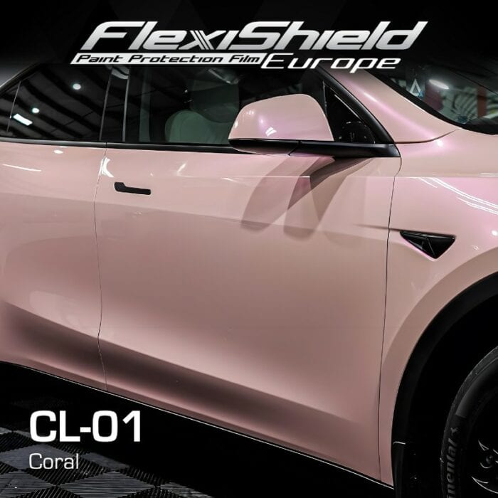 Gros plan d'une voiture rose clair aux courbes épurées, arborant le film de protection de peinture Cosmétique. L'image affiche le texte « FLEXISHIELD Cosmétique PPF Europe » et « CL-01 Coral » dans le coin, mettant en valeur cette solution innovante de protection de peinture. - Tekalab