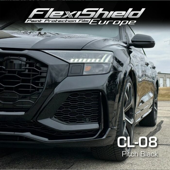 Gros plan d'une voiture noire élégante avec le film de protection de peinture FLEXISHIELD Cosmétique PPF CL-08 Pitch Black. L'image met en valeur le design moderne de la voiture, sa calandre détaillée et ses phares. Le texte superposé indique : FLEXISHIELD Europe et CL-08 Pitch Black, un véritable produit cosmétique pour votre véhicule. - Tekalab