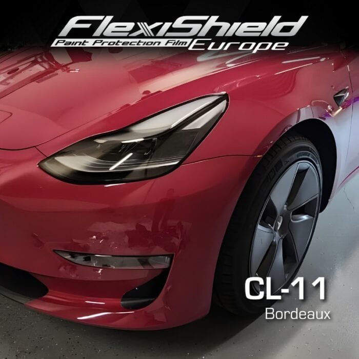 Une voiture rouge élégante et brillante met en valeur sa roue avant et son phare avec des détails époustouflants. Le texte en haut indique FLEXISHIELD Cosmétique PPF Europe, tandis qu'en bas, il met en valeur CL-11 Bordeaux. - Tekalab