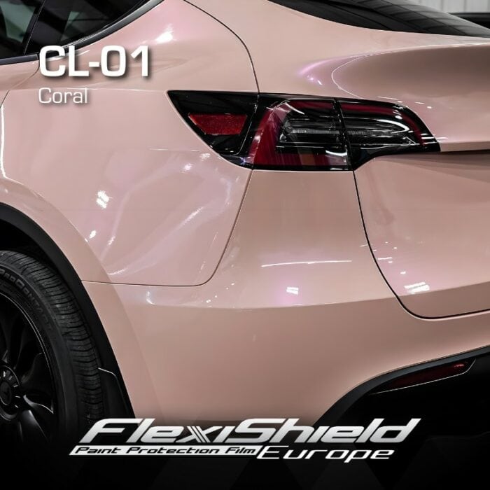 Gros plan de l'arrière d'une voiture avec un film de protection de peinture brillant de couleur corail. L'image met en valeur le feu arrière et le design élégant et incurvé. Le texte sur l'image est le suivant : FLEXISHIELD Cosmétique PPF CL-01 Coral, présentant un film de protection de peinture haut de gamme pour votre véhicule. - Tekalab